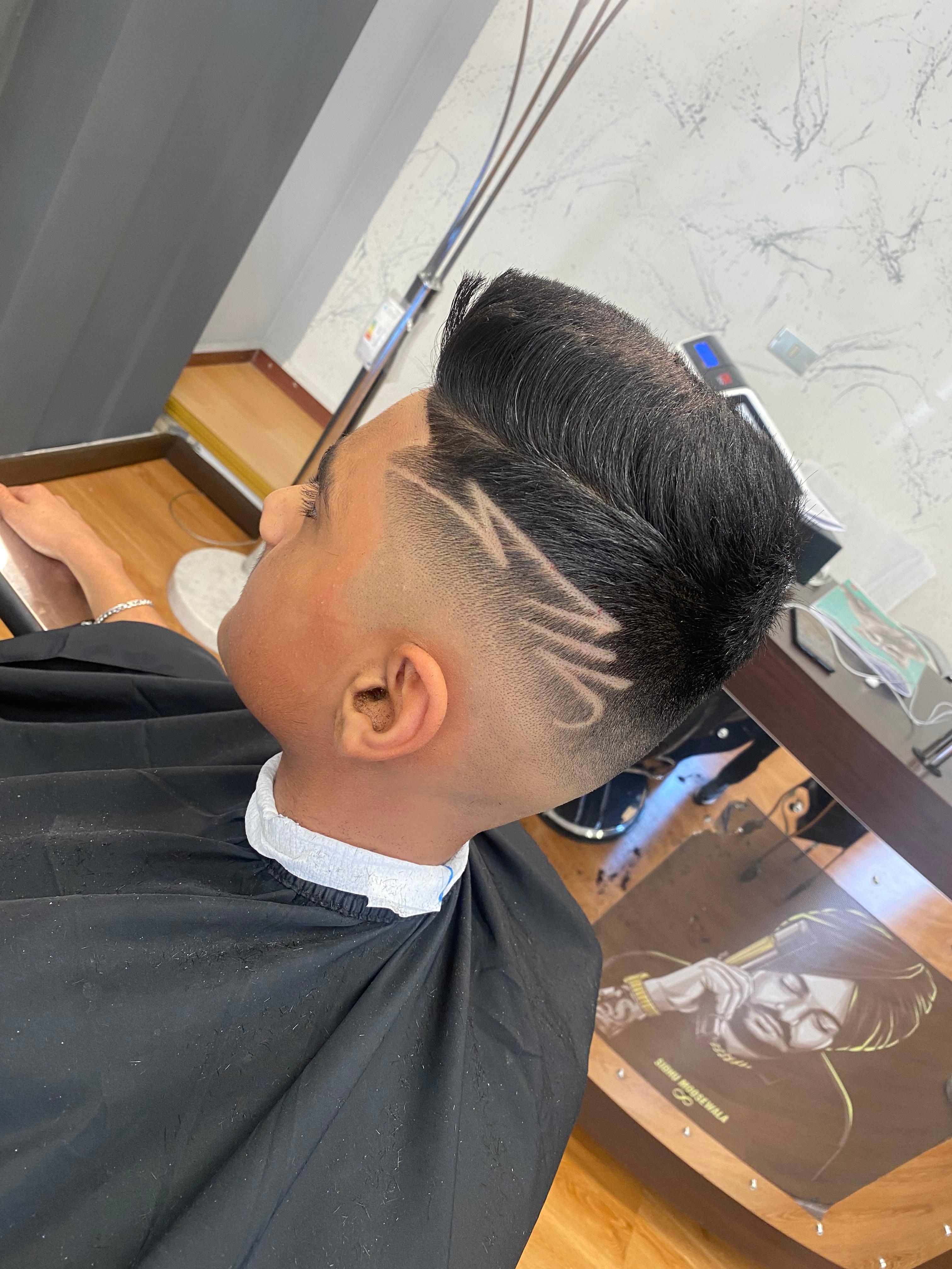 Pompadour con fade e design floreale