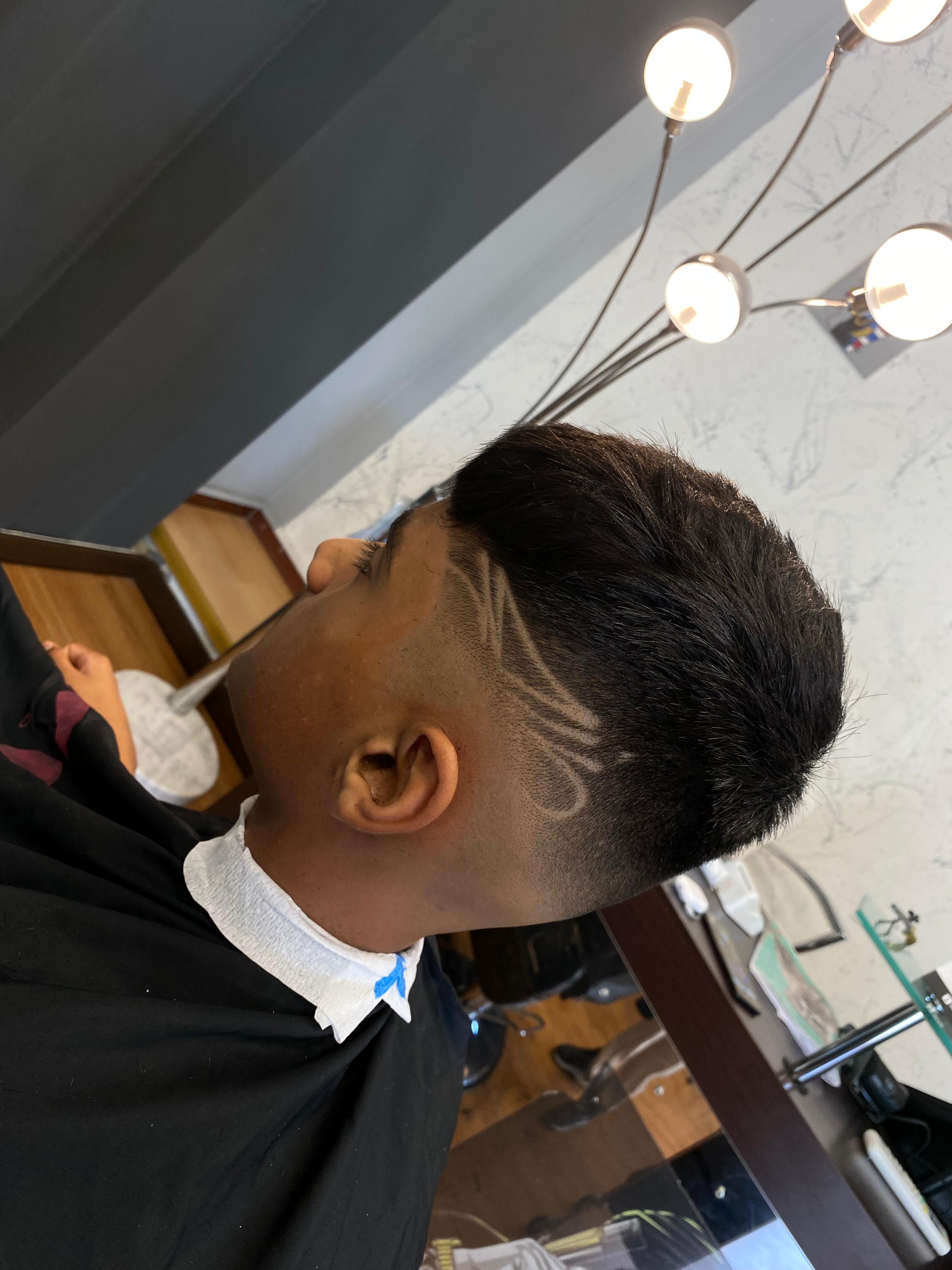 Pompadour con fade e design tribale